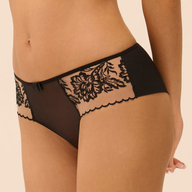 Romance shorty hipster trusse