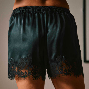 Doria silkeshorts med blondekant